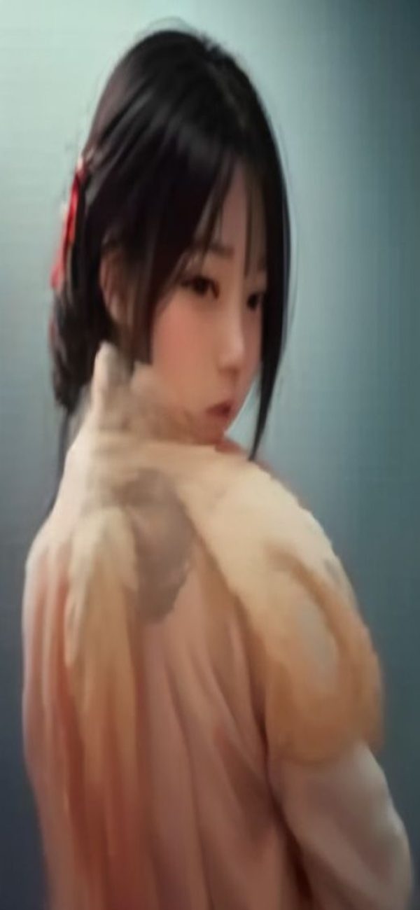 电影下载 App 影片详情页截图，上方是简介与演职人员信息，下方列出多条来源线路与清晰度档位供用户自行选择